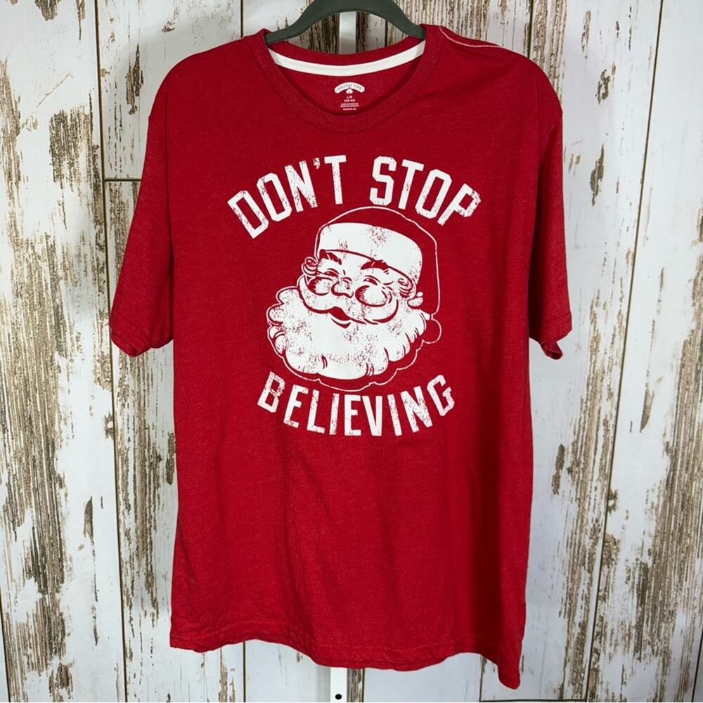 Holiday Time, Red Santa Graphic Tee. Size Large. In excellent condition!